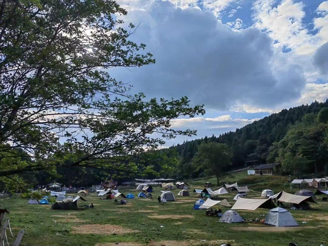 Exploring Zhangjiajie: A Tent Camping Adventure Amidst Spectacular Peaks and Waters